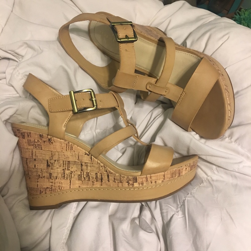Tan Wedges💫