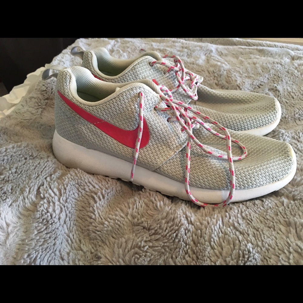 nike roshe athletic shoes