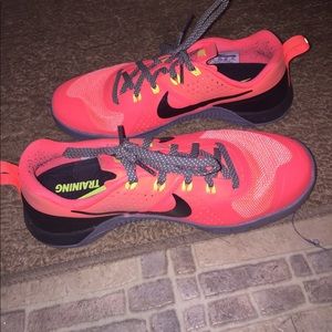 LIKW NEW Nike Metcon - bright orange