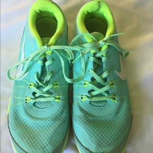 🌕Nike🌕comfy tennis shoes👟teal and neon yellow