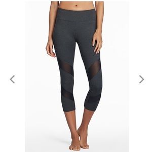 💥 Fabletics gaviota charcoal Capri with mesh