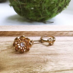 Bee to flower ring