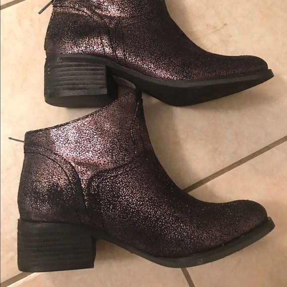 Buckle Sagitta Metallic Ankle Boot - Picture 3 of 5