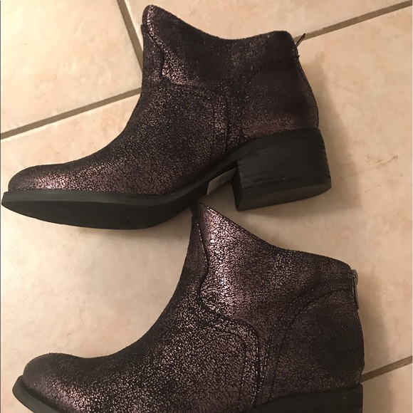 Buckle Sagitta Metallic Ankle Boot - Picture 4 of 5