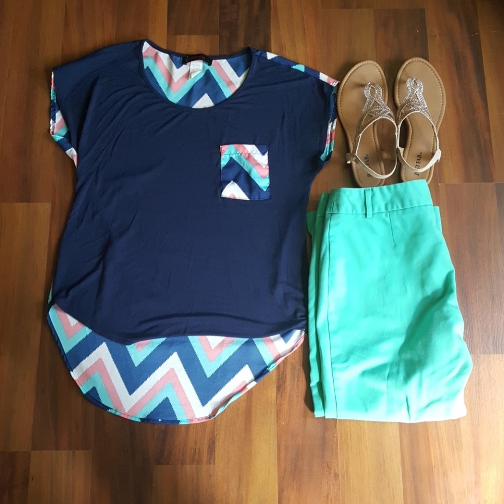 ADORABLE Chevron style blouse with front pocket