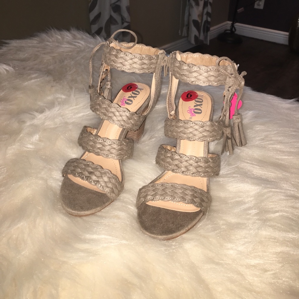 Block heel shoes