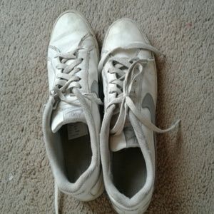 Nike sneakers, worn 5 times. 8.5 for women