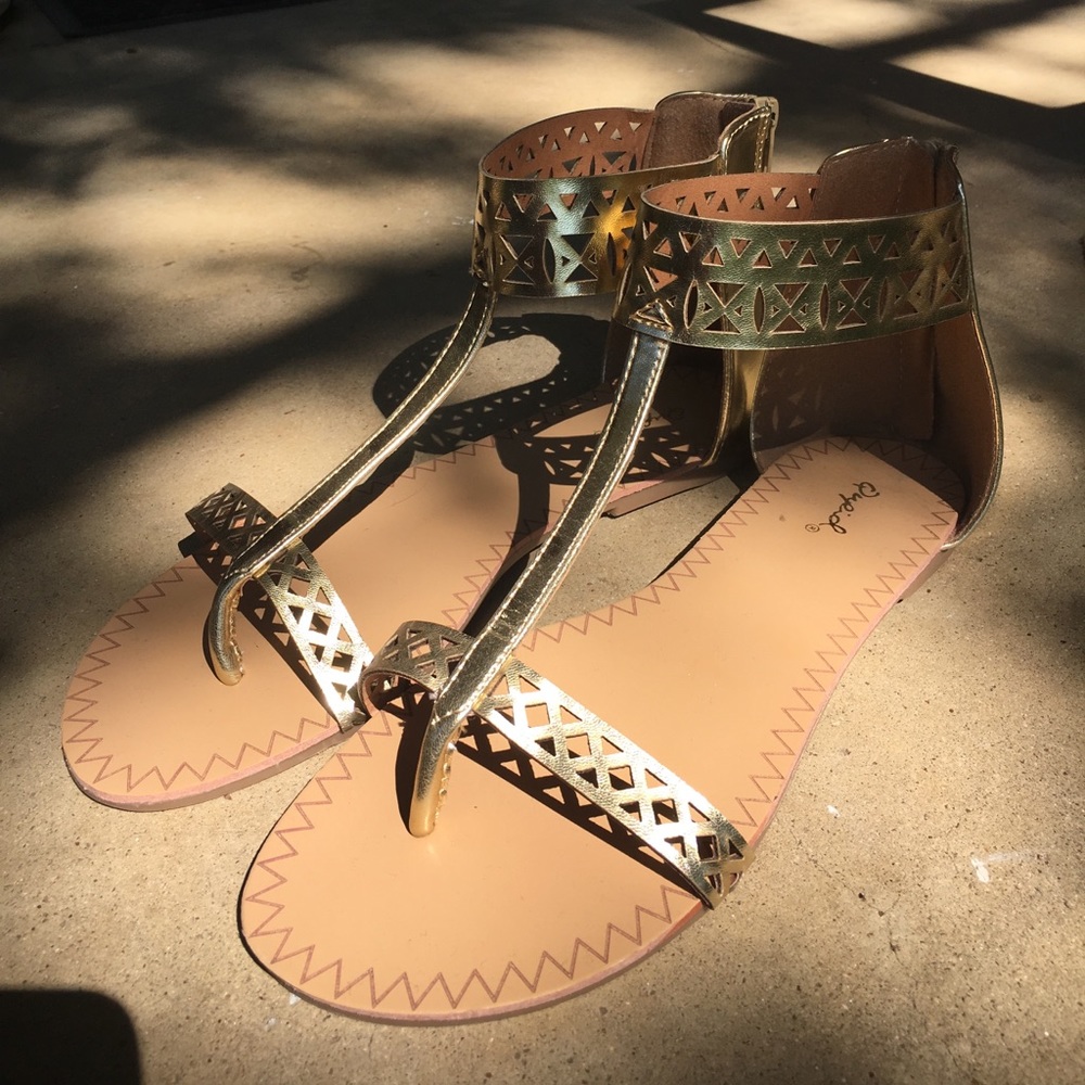 LIKE NEW Modcloth Qupid Gold Sandals