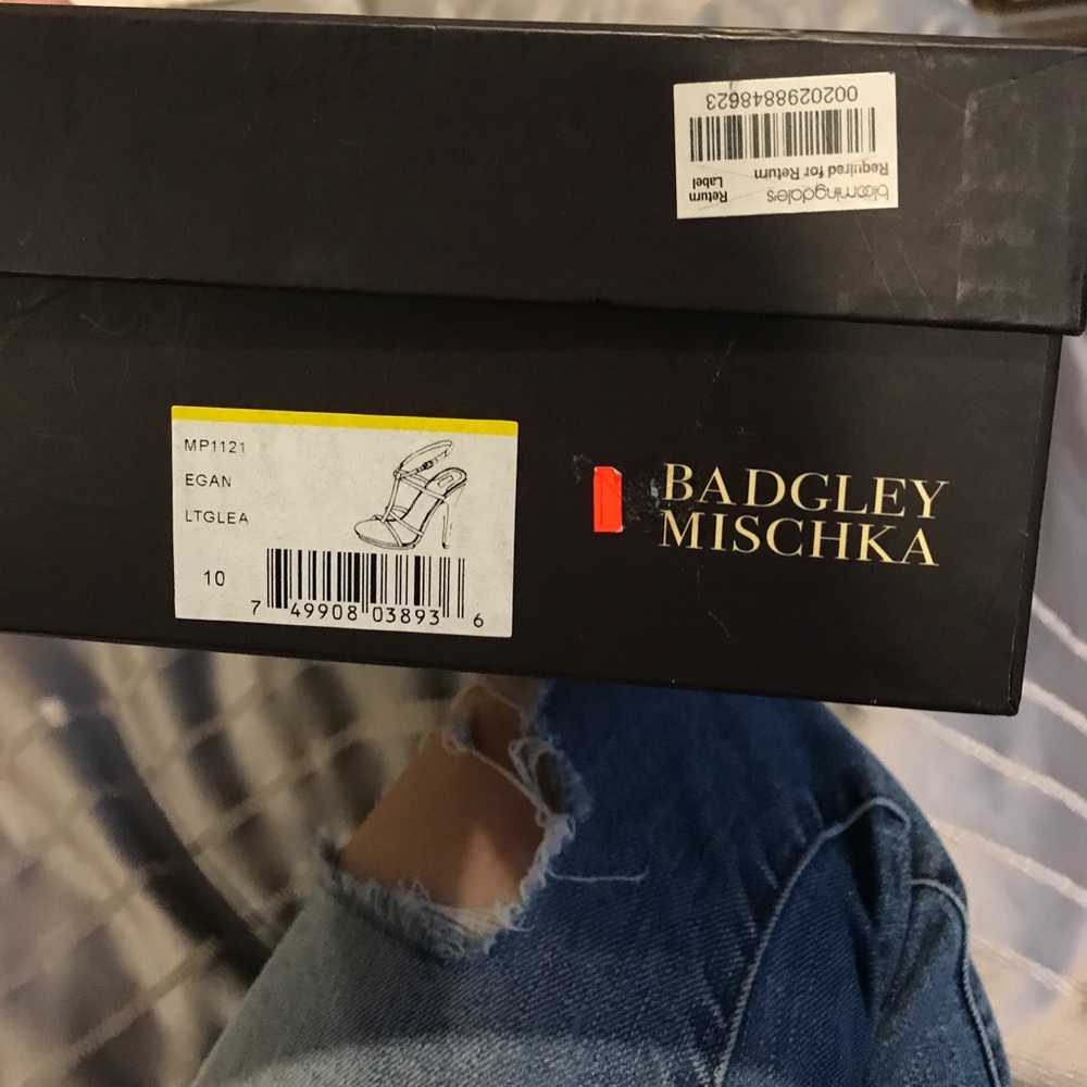 Badgley Mischka metallic Gold Sandal Heels! - Picture 5 of 5
