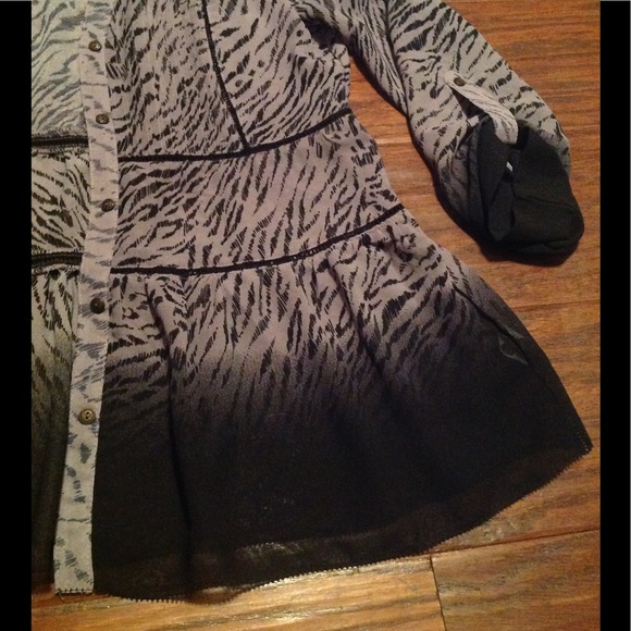 BKE Boutique Sheer Top. Size XS. - Picture 2 of 4