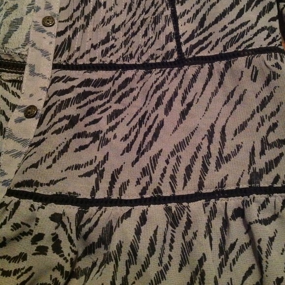 BKE Boutique Sheer Top. Size XS. - Picture 4 of 4