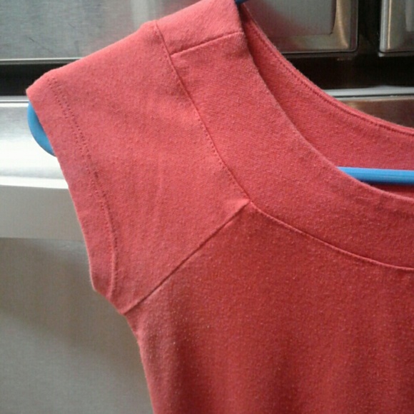 Red top (S) - Picture 2 of 3