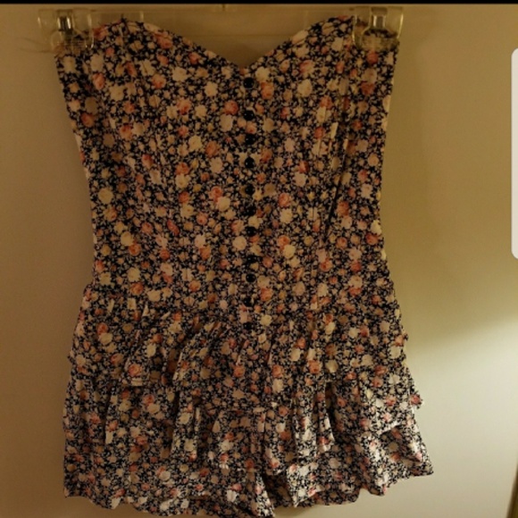 Flowery Strapless Romper. - Picture 6 of 6