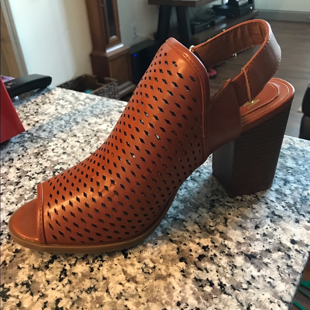Brown/Tan heels