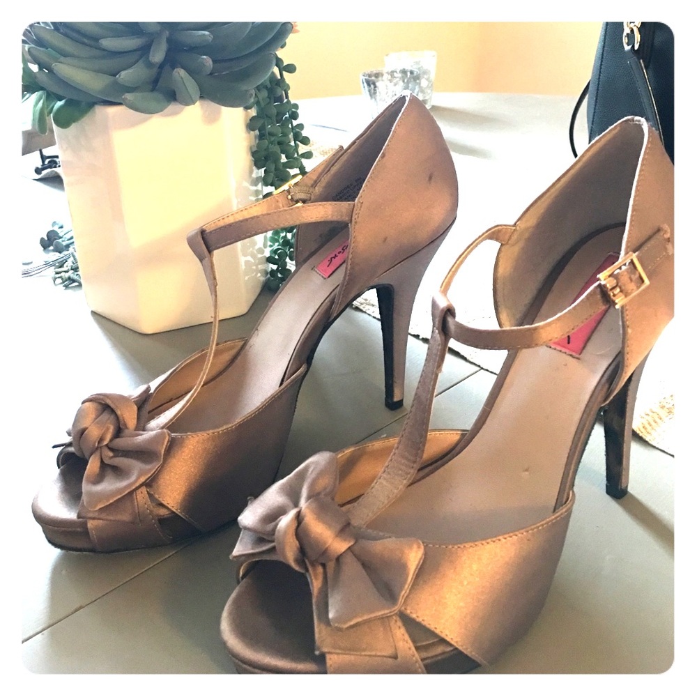 💰PRICE DROP 💰 Betsy Johnson Blush Bow Pumps