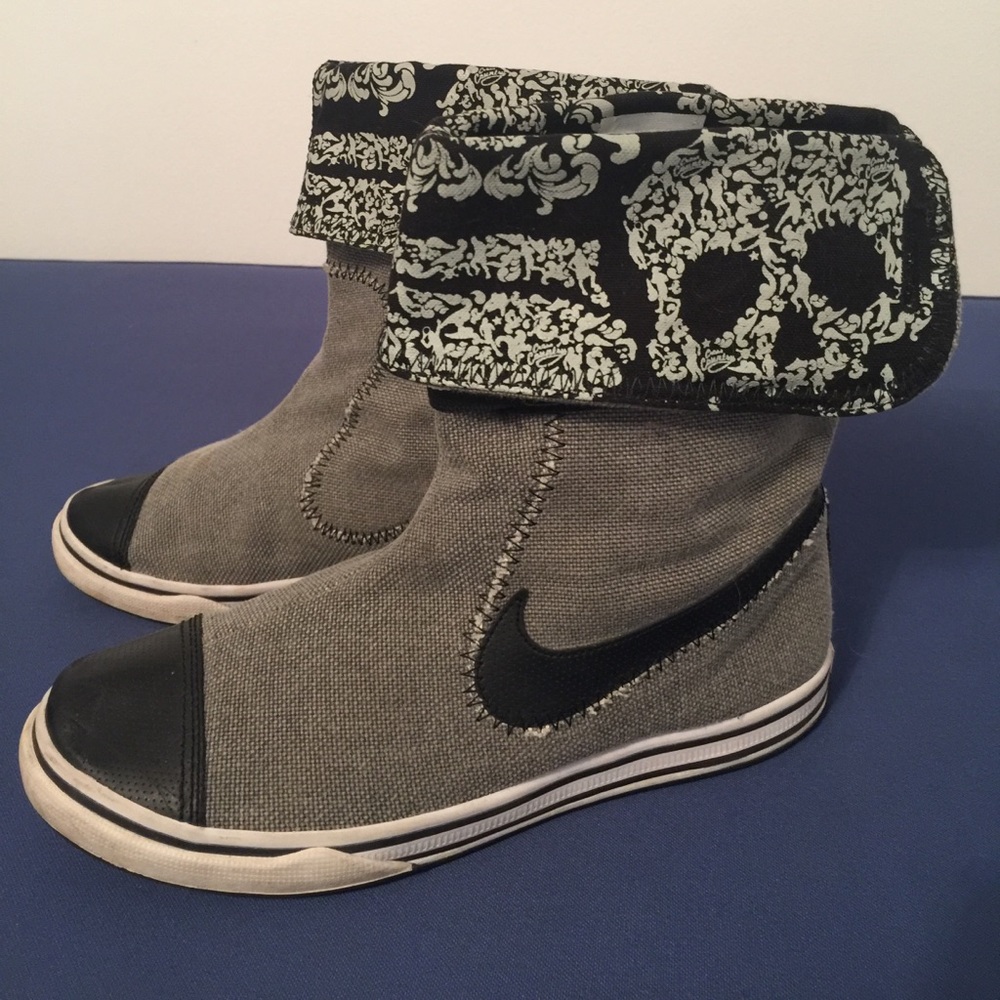 High Top Nike Skull sneakers