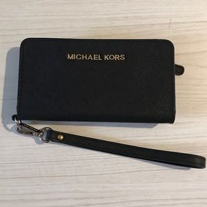 MICHAEL KORS IPHONE 5/6/7 WALLET/WRISTLET