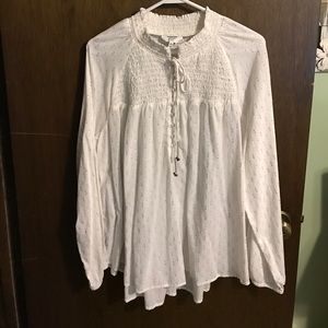 👀Crown & Ivy white top with gold.👀