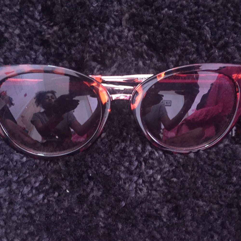 Sunglasses - Picture 3 of 4