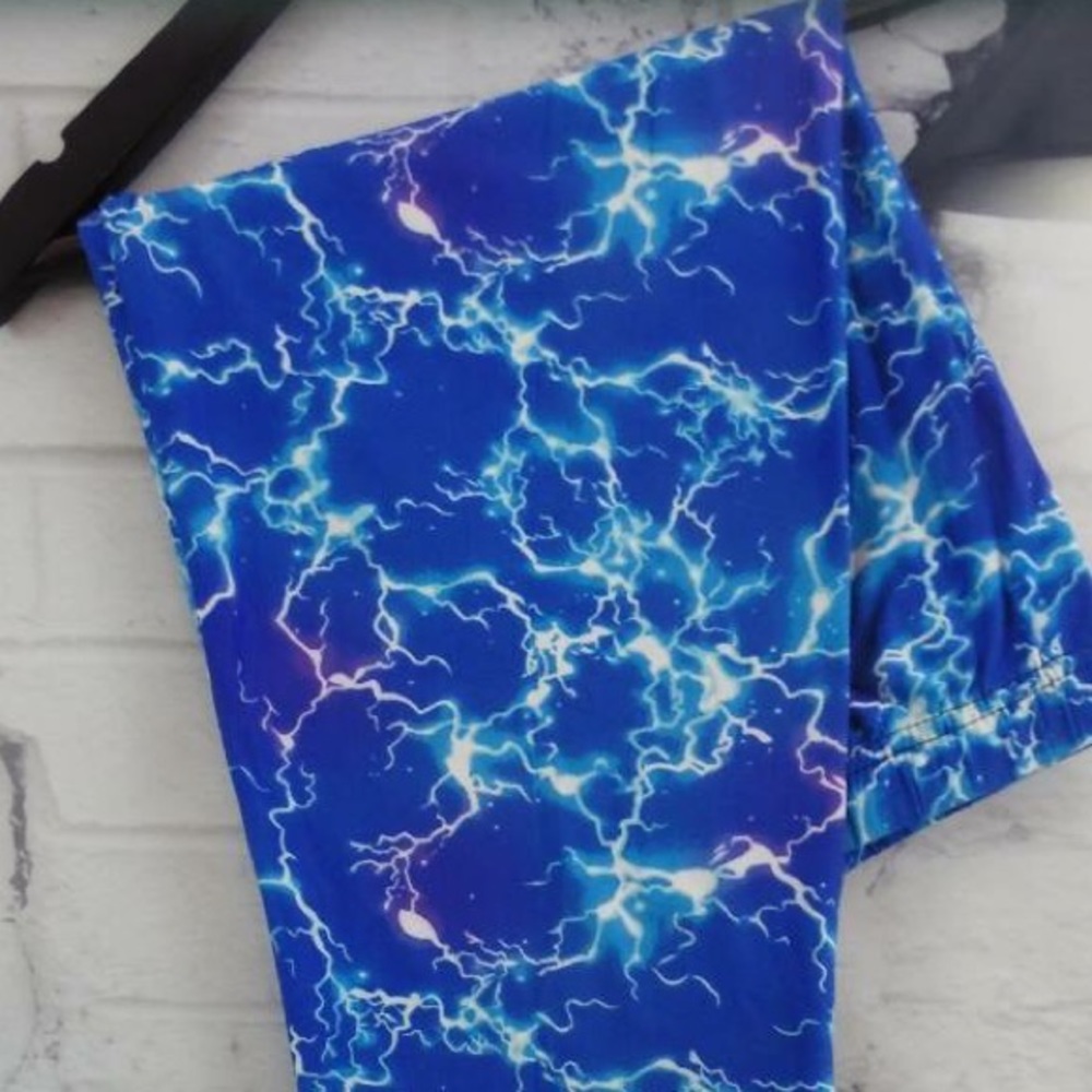 Lightening bolt leggings Onesize fits 2-10 us