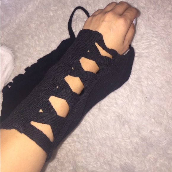 5/25$ 👗Black ribbed cross cross crop top - Picture 3 of 6