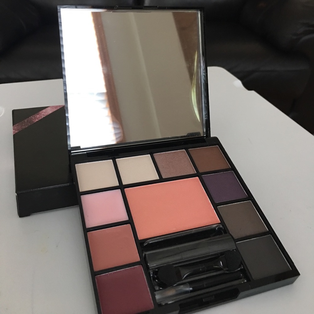 🎉 HP 🎉- Kicks Makeup Palette