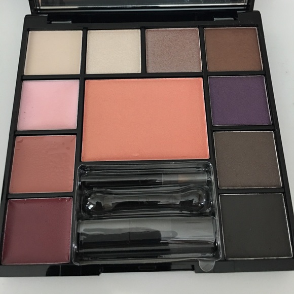 🎉 HP 🎉- Kicks Makeup Palette - Picture 5 of 7
