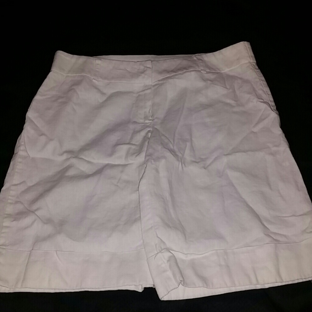 White Linen  Cuffed Shorts. Size S