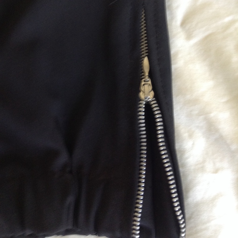 Black slacks. - Picture 2 of 5