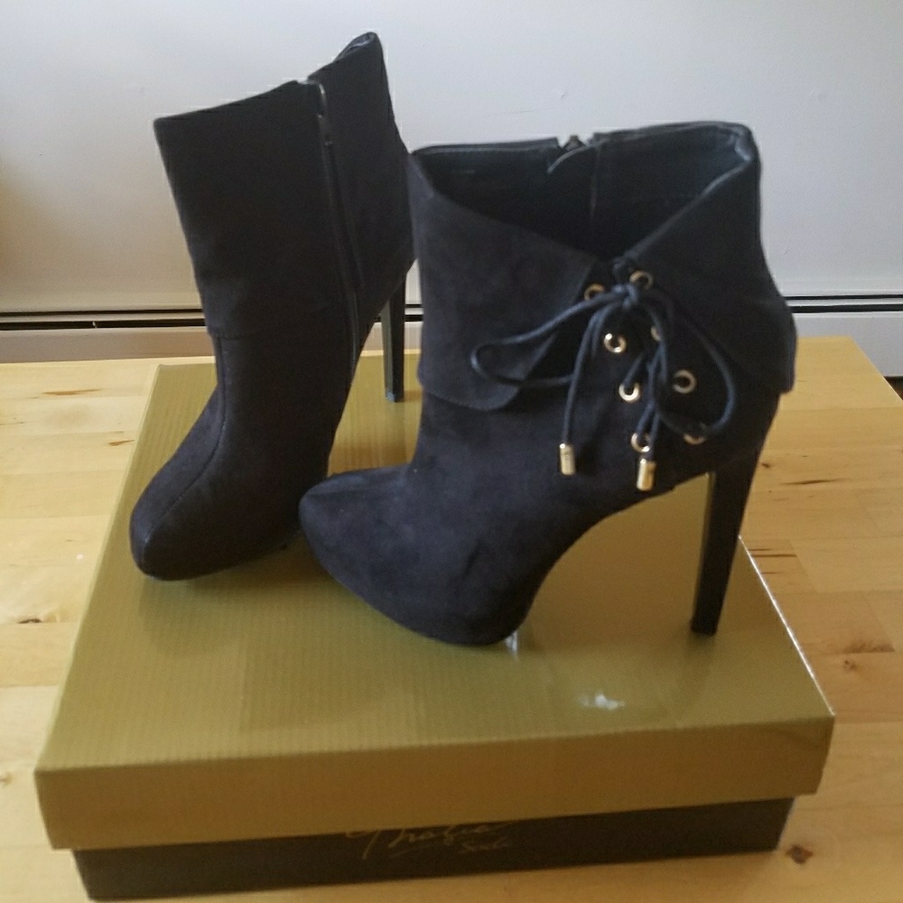 US 6.5 Black Booties