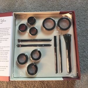 Mineral cosmetics and brush collection