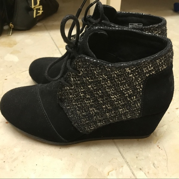 Toms BLACK SUEDE WOMEN'S DESERT WEDGES $89 - Picture 1 of 5