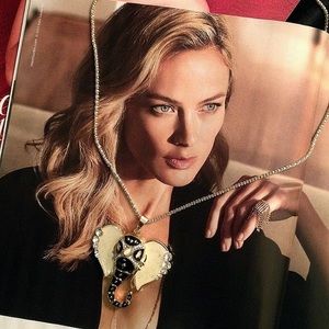 CLOSET CLOSING - Elephant Crystal Necklace