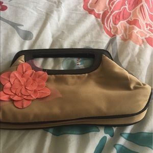 Small clutch with flower