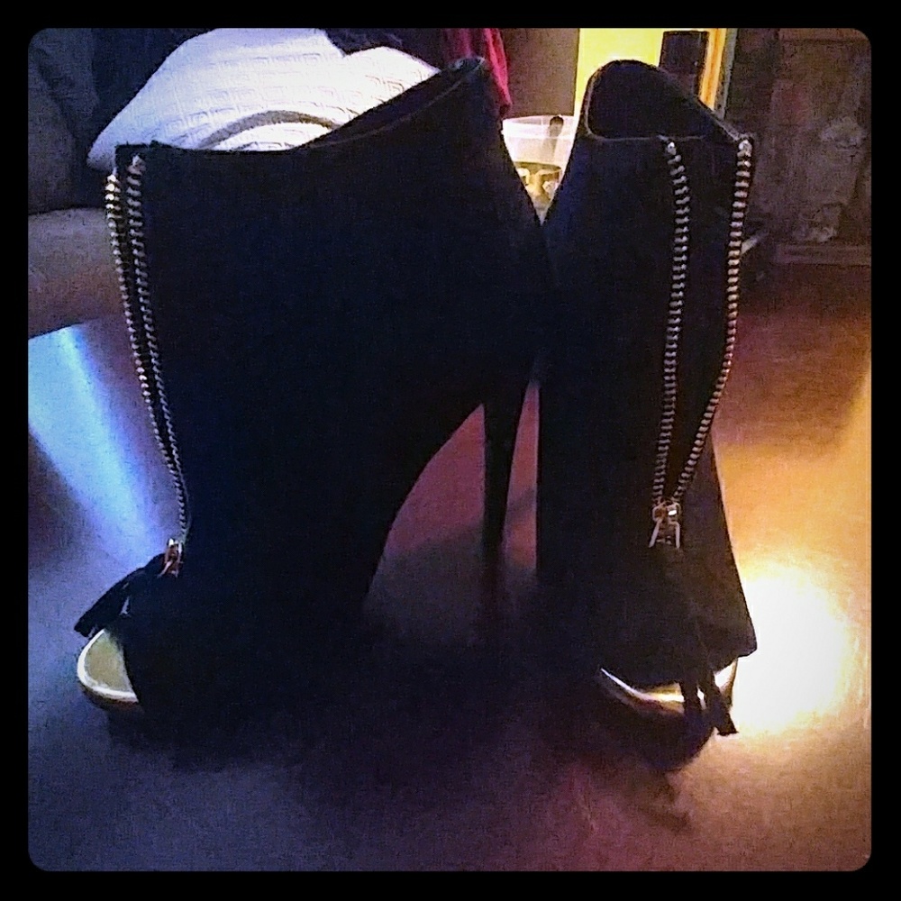 Black and gold heels!