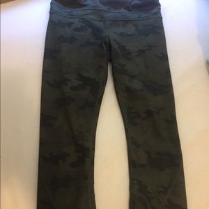 Lululemon size 4 army capris
