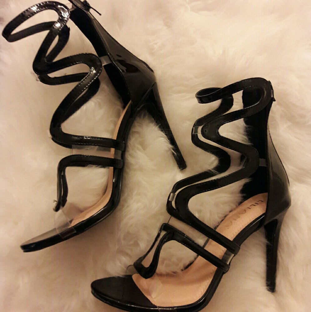 🚨Black & Clear strap stilettos!🚨