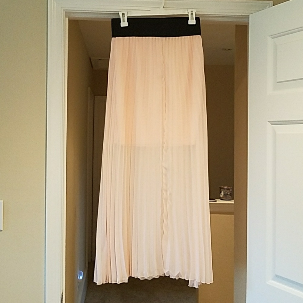 Never worn baby pink skirt