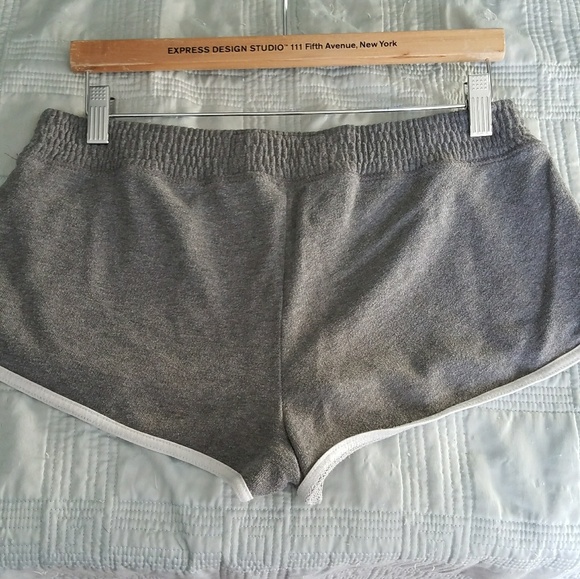 SOLD Hollister Dolphin Hem Cotton Shorts - Picture 4 of 4