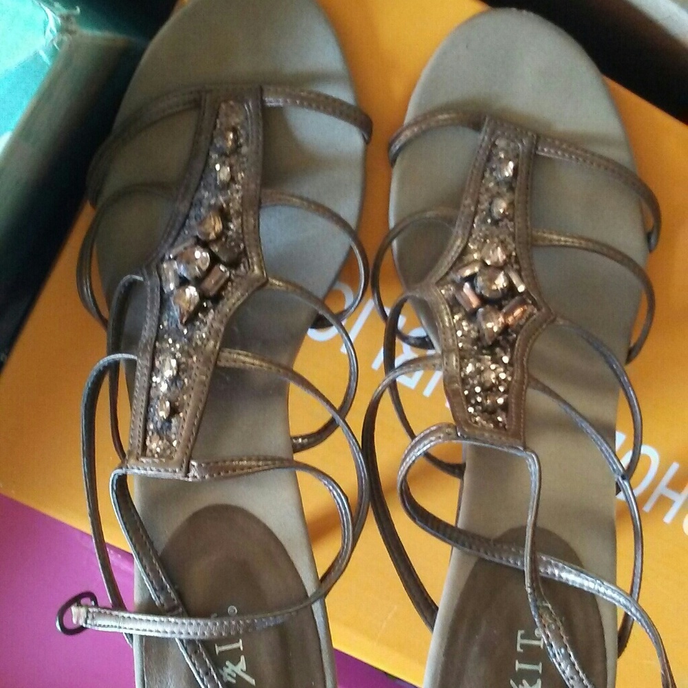 Brown/copper heels