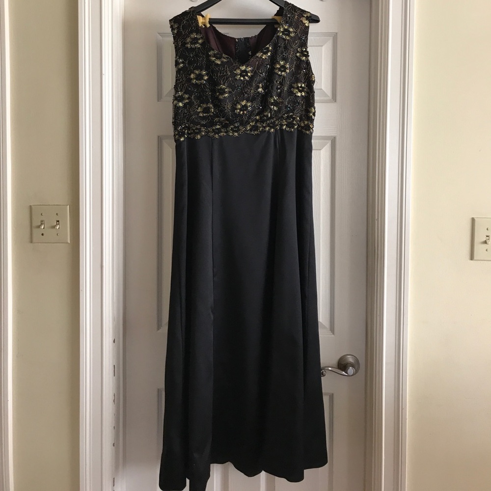 Two Piece Custom Black And Gold Sequence Gown - image 7