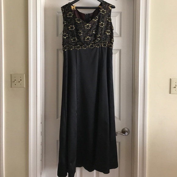 TWO PIECE CUSTOM BLACK AND GOLD SEQUENCE GOWN - Picture 7 of 8