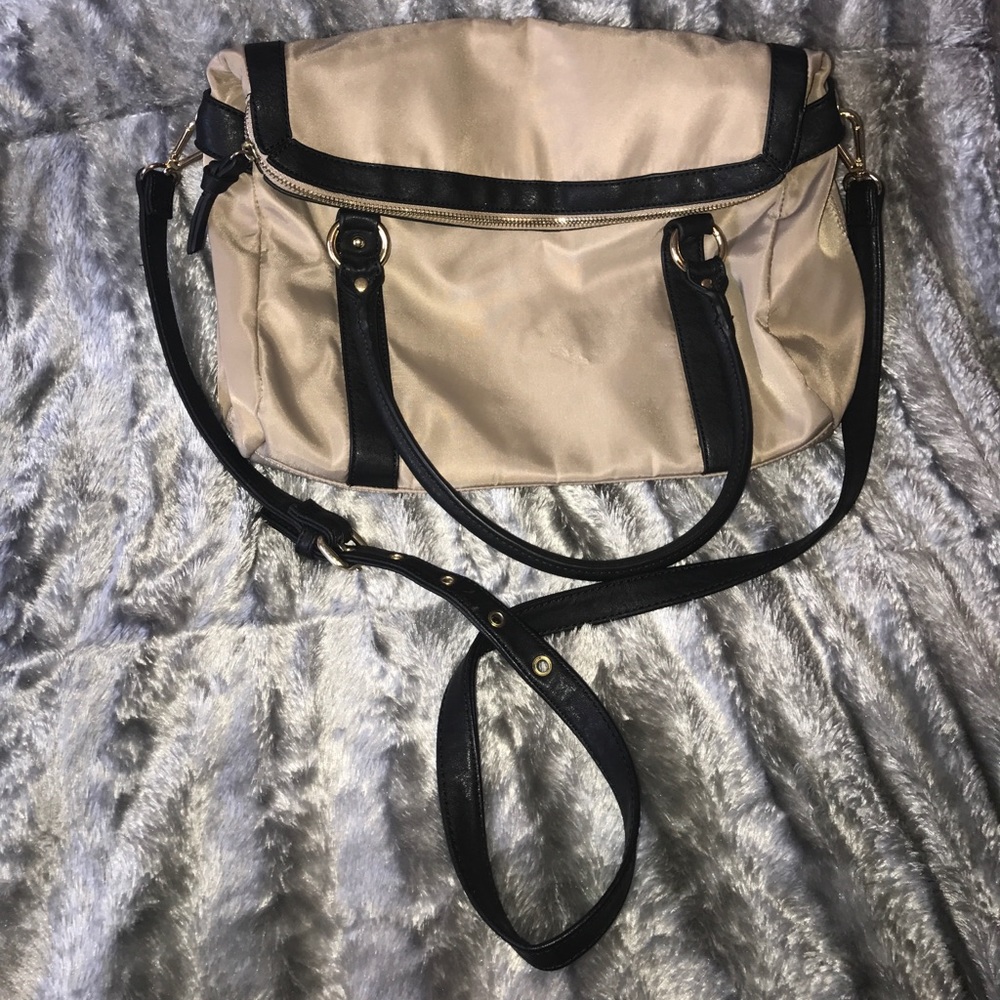 Nice crossbody purse with inside pockets!