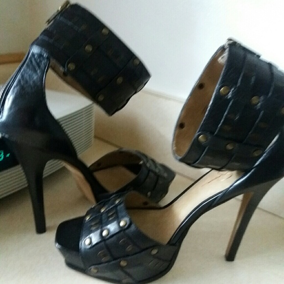 Black heels (peep toe) w/ box - Picture 2 of 4
