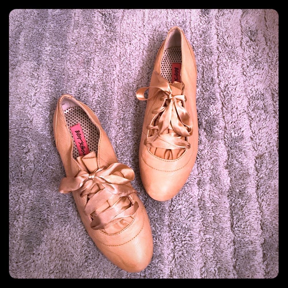 Betsey Johnson tan leather Drerew style shoes 8.5