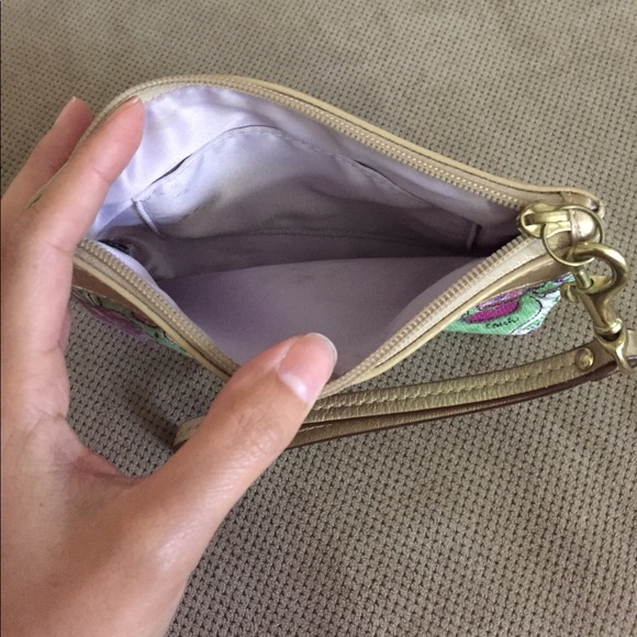 Coach wristlet, great for summer - Picture 2 of 4
