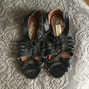URBAN OUTFITTERS BLACK SANDALS