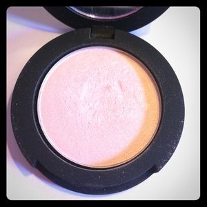 🦄Younique Touch aLa Mode Luminizer in Benevolent