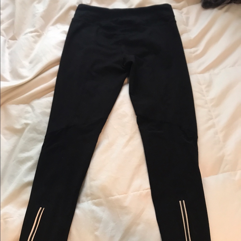 Zella leggings Size M
Zipper on back of legs