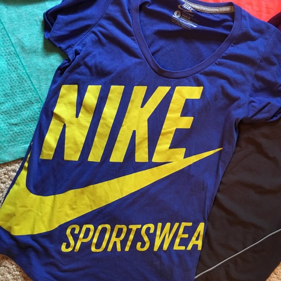 Workout shirts by Nike - Picture 2 of 7
